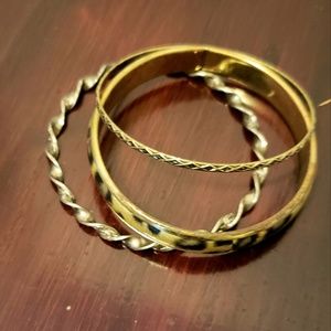 🎯  Set of three bangles Gold tone leopard animal